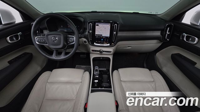 Volvo XC40 — interior