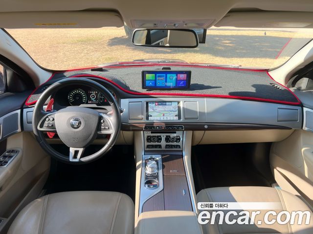Jaguar XF — interior