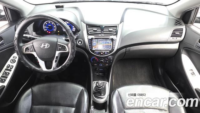 Hyundai Accent — interior