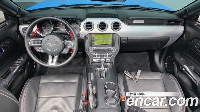 Ford Mustang — interior