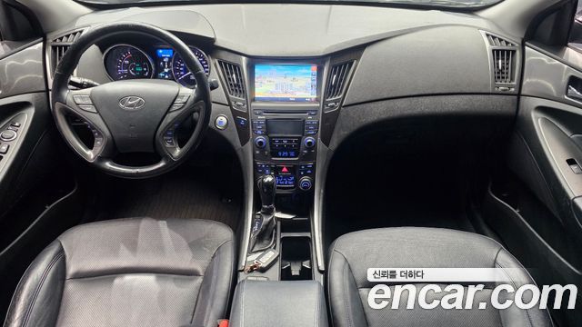 Hyundai Sonata — interior