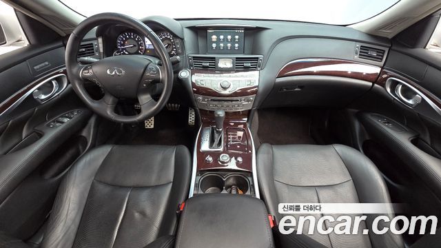 Infiniti M — interior