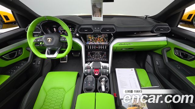 Lamborghini Urus — interior