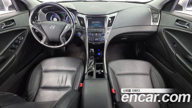 Hyundai Sonata — interior