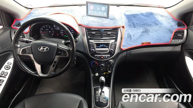 Hyundai Accent — interior