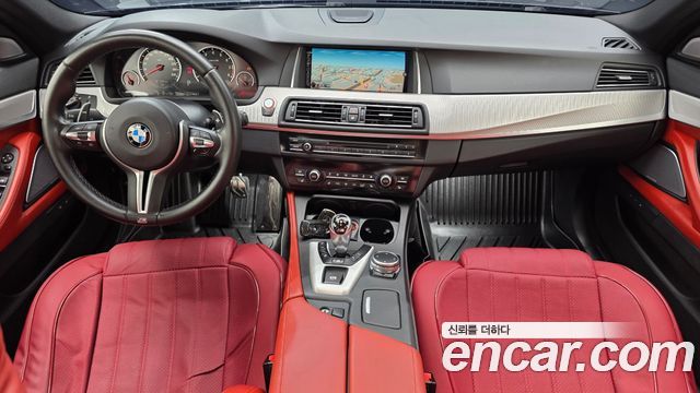 BMW M5 — interior