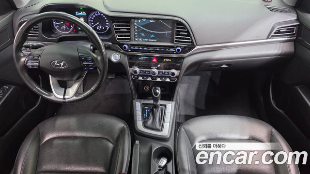 Hyundai Avante — interior