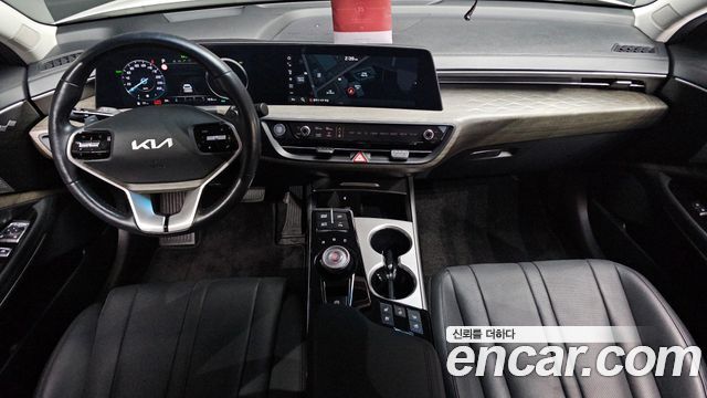 Kia K8 — interior