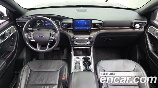 Ford Explorer — interior