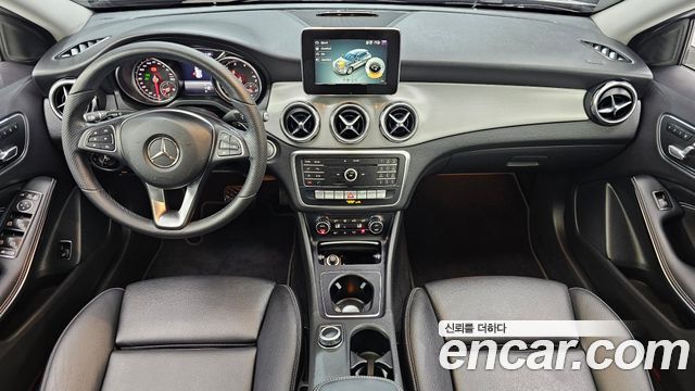 Mercedes-Benz GLA-Class — interior