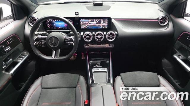 Mercedes-Benz GLA-Class — interior