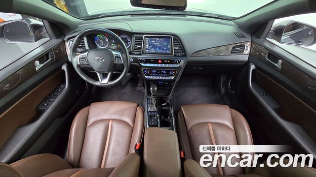 Hyundai Sonata — interior