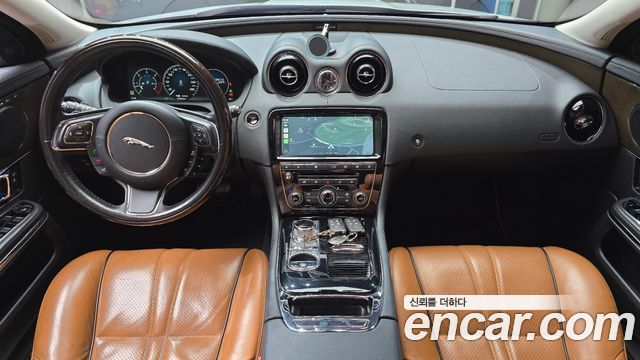 Jaguar XJ — interior