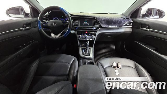 Hyundai Avante — interior