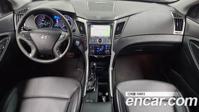 Hyundai Sonata — interior