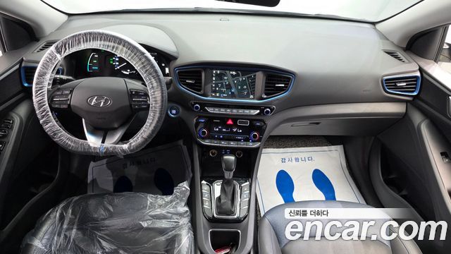 Hyundai Ioniq — interior