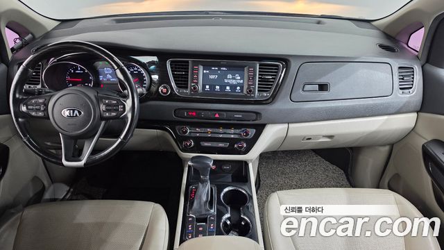Kia Carnival — interior