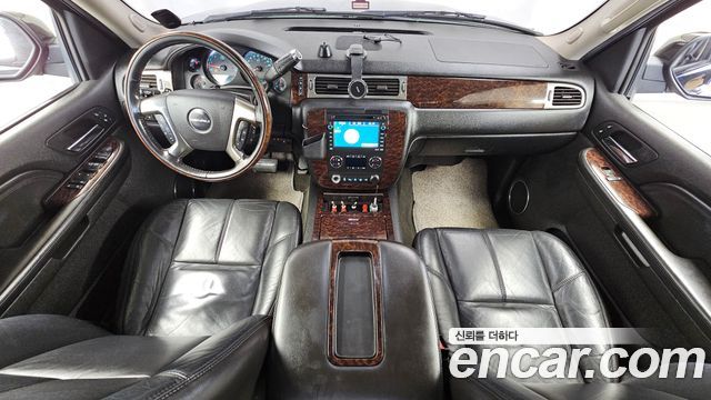 GMC Yukon — interior