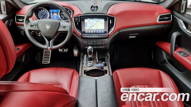 Maserati Ghibli — interior