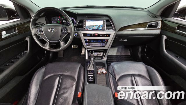 Hyundai Sonata — interior