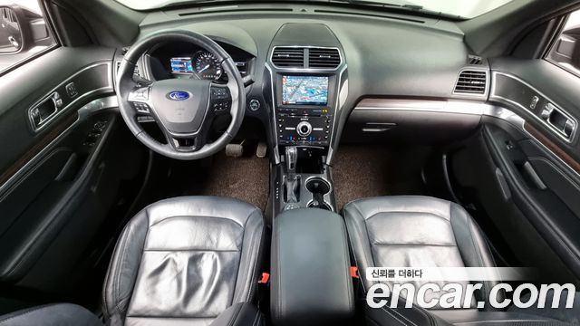 Ford Explorer — interior