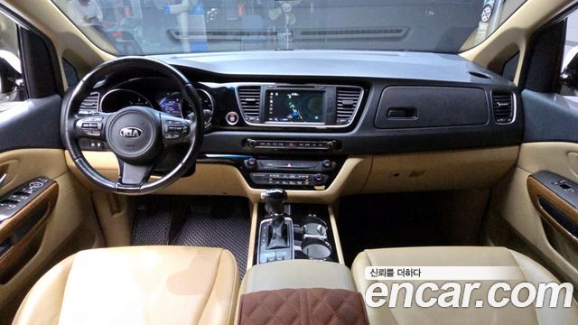Kia Carnival — interior