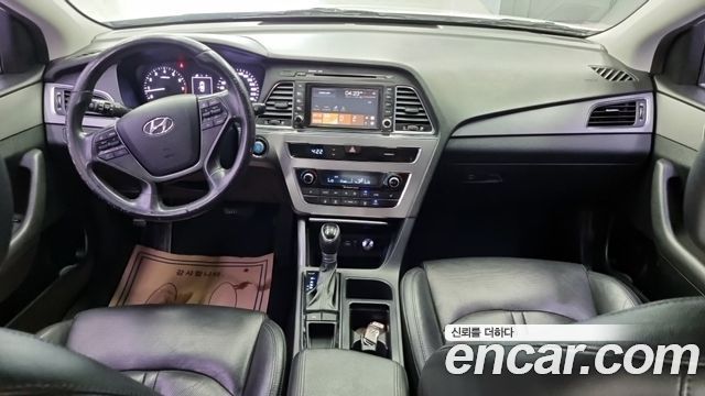 Hyundai Sonata — interior
