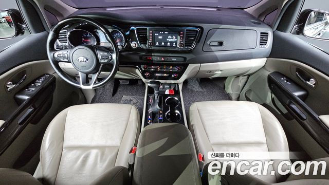 Kia Carnival — interior