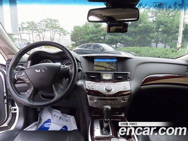 Infiniti Q70 — interior