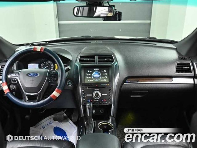 Ford Explorer — interior