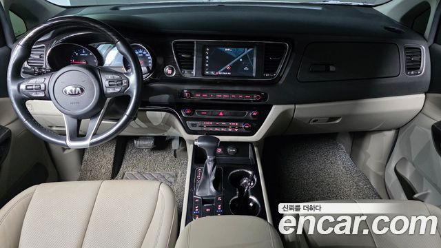Kia Carnival — interior