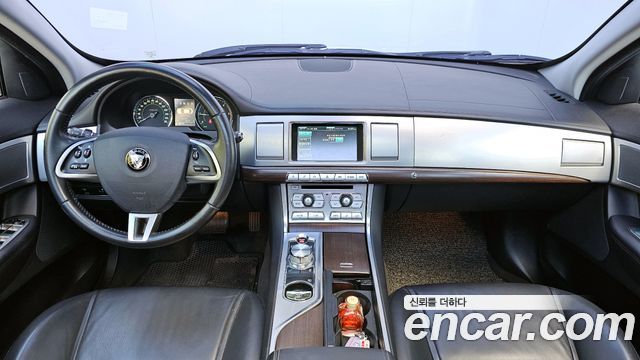 Jaguar XF — interior