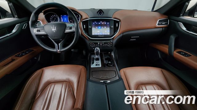 Maserati Ghibli — interior