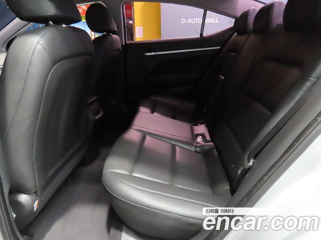 Hyundai Avante — interior