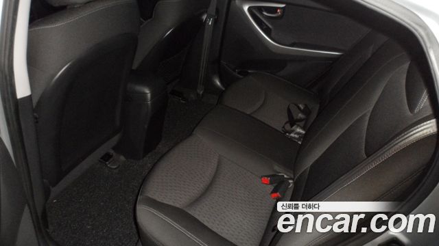Hyundai Avante — interior