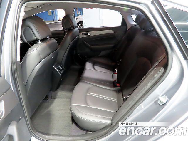 Hyundai Sonata — interior