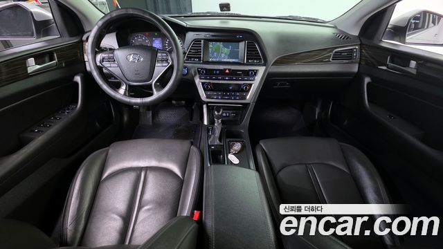 Hyundai Sonata — interior