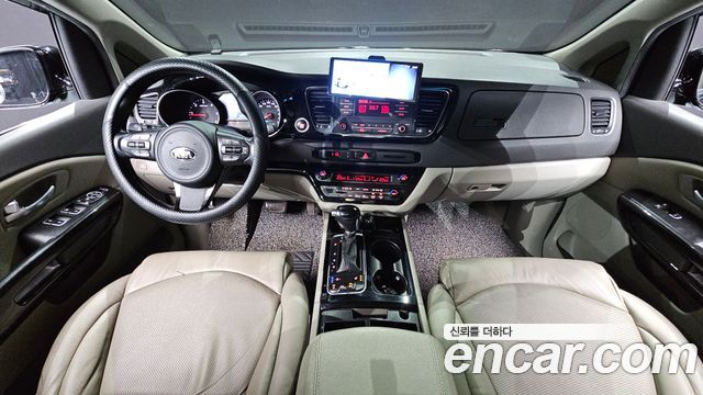 Kia Carnival — interior