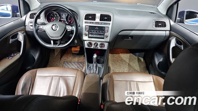 Volkswagen Polo — interior