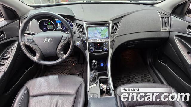 Hyundai Sonata — interior