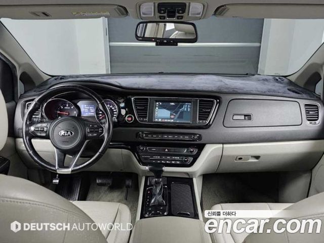 Kia Carnival — interior