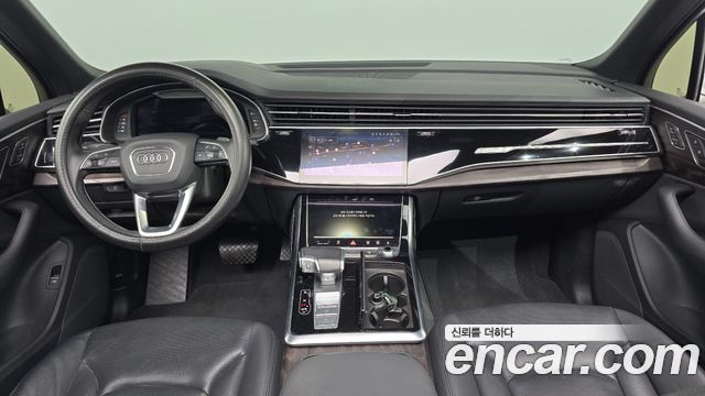 Audi Q7 — interior