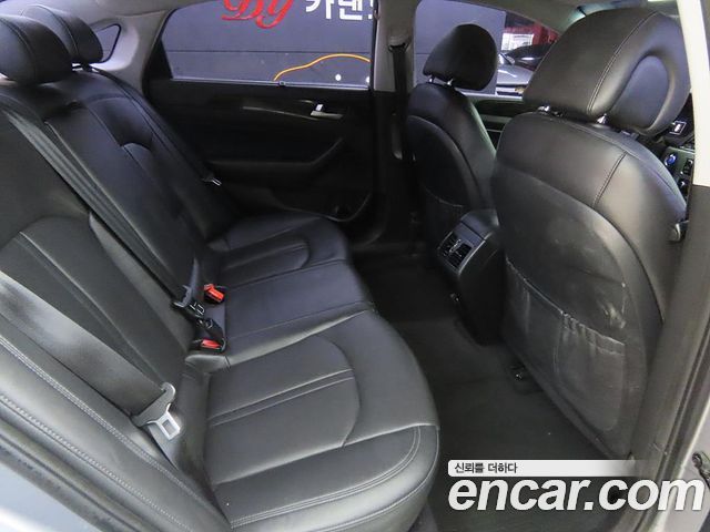 Hyundai Sonata — interior