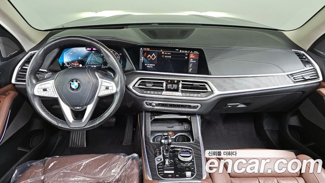 BMW X7 — interior