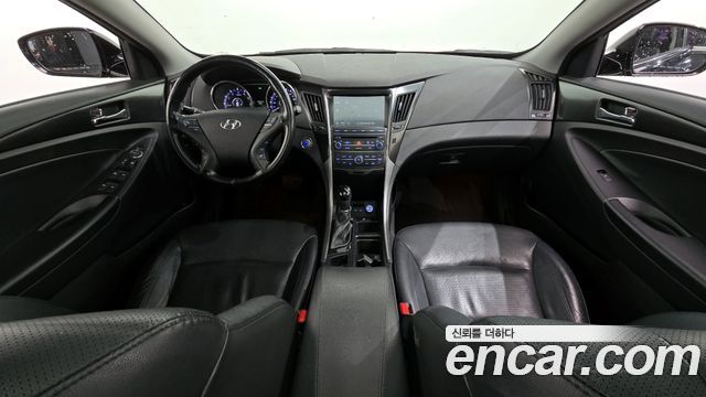 Hyundai Sonata — interior