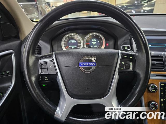 Volvo XC60 — interior