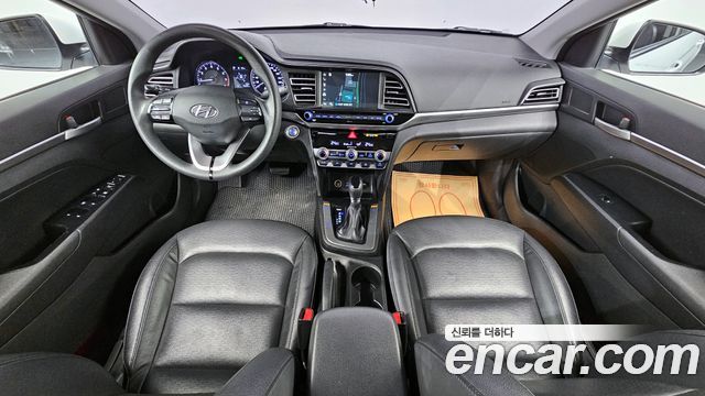 Hyundai Avante — interior