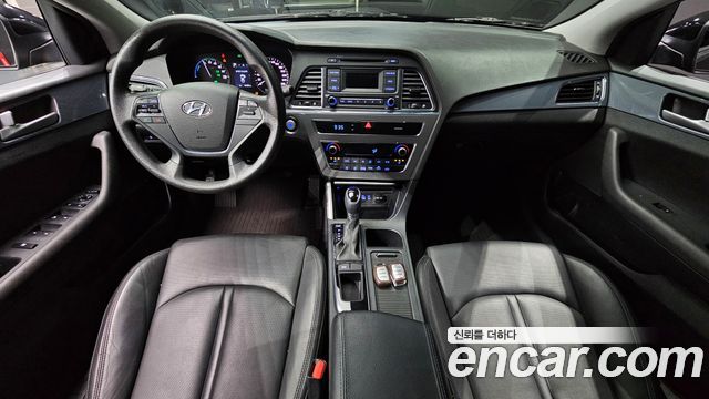 Hyundai Sonata — interior