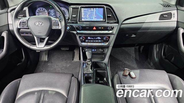 Hyundai Sonata — interior