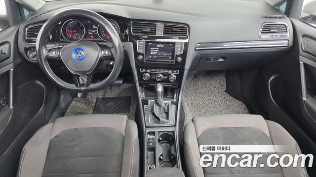 Volkswagen Golf — interior